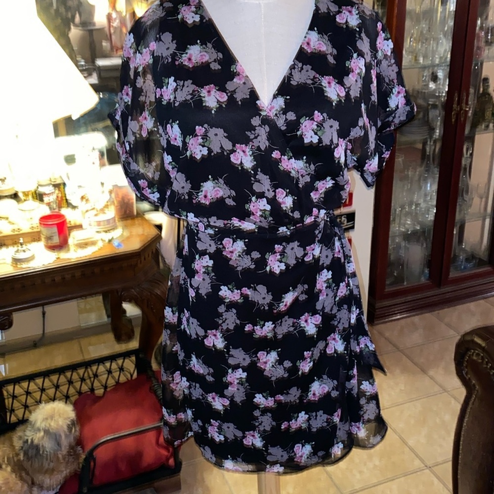 ALL IN FAVOR Women’s Black Floral Short Sleeve Mini Wrap Dress Small NEW